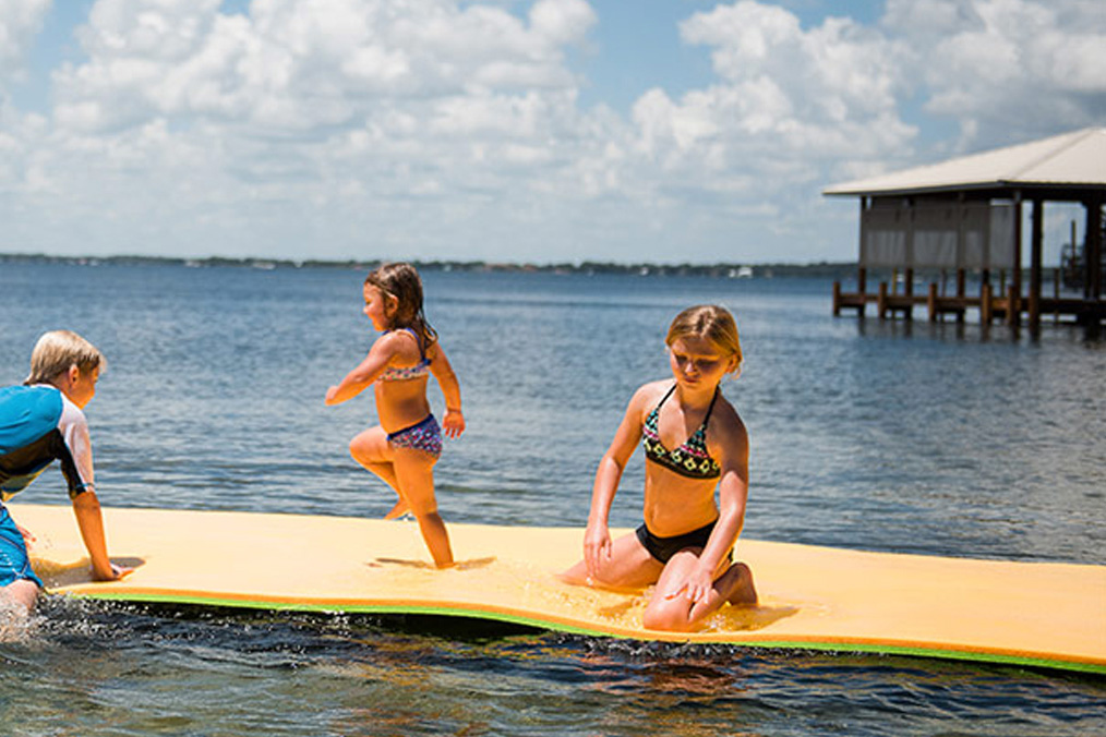 Kids playing in the water at Lake Jackson