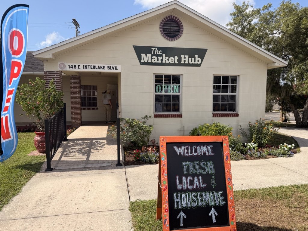 Store front of Market Hub located in Lake Placid, Florida.